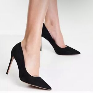 Black pumps